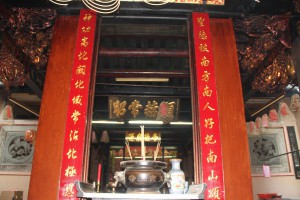 粵海清廟 楹聯 02 聖德被南方南人常把南山頌揚 神功高北闕北域常沾北極恩